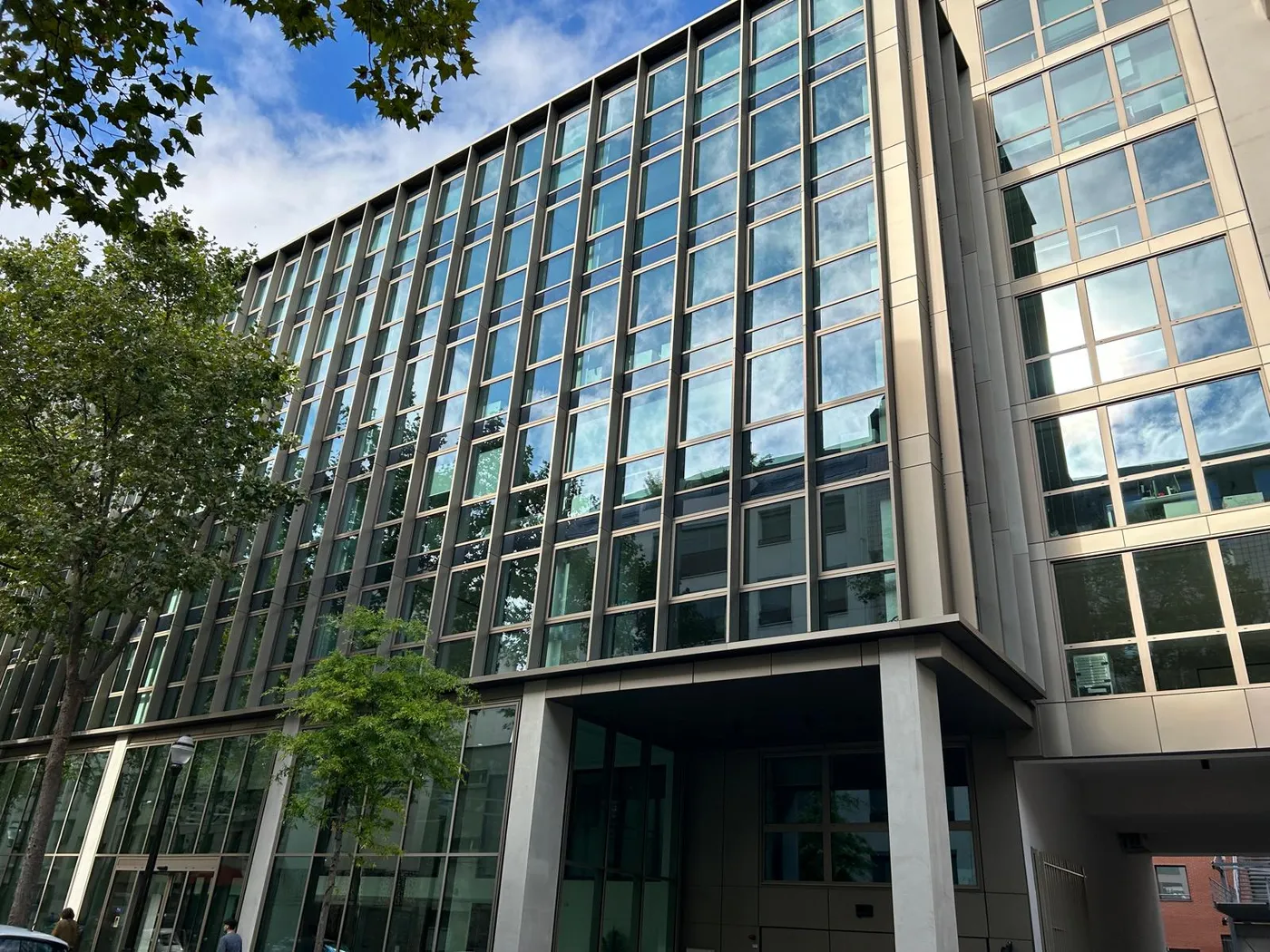 Assistance locale au propriétaire dans une résidence parisienne moderne