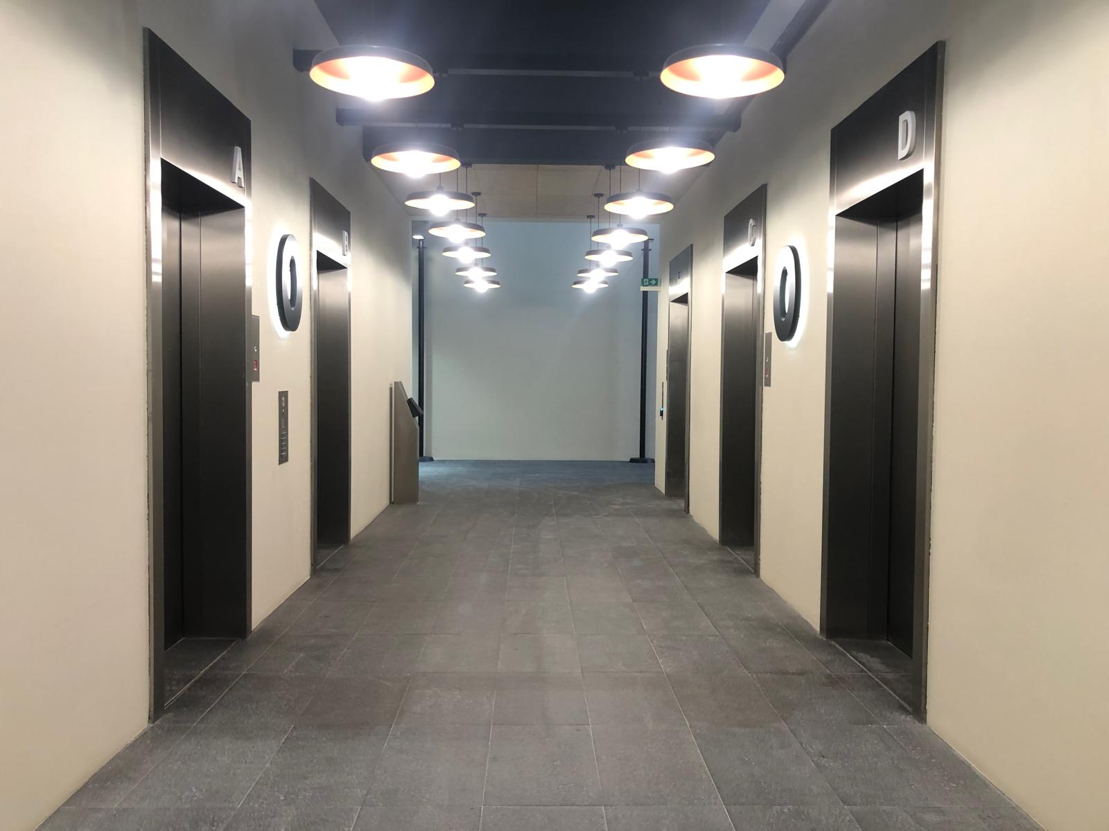 Couloir et ascenseur entretenus dans un immeuble parisien