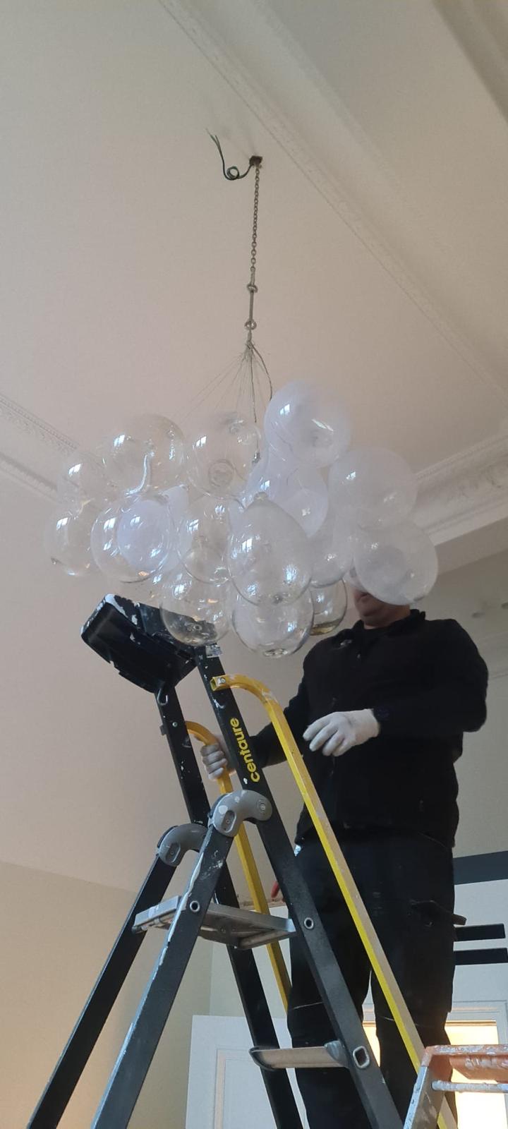 Installation d'un luminaire sous supervision sur place