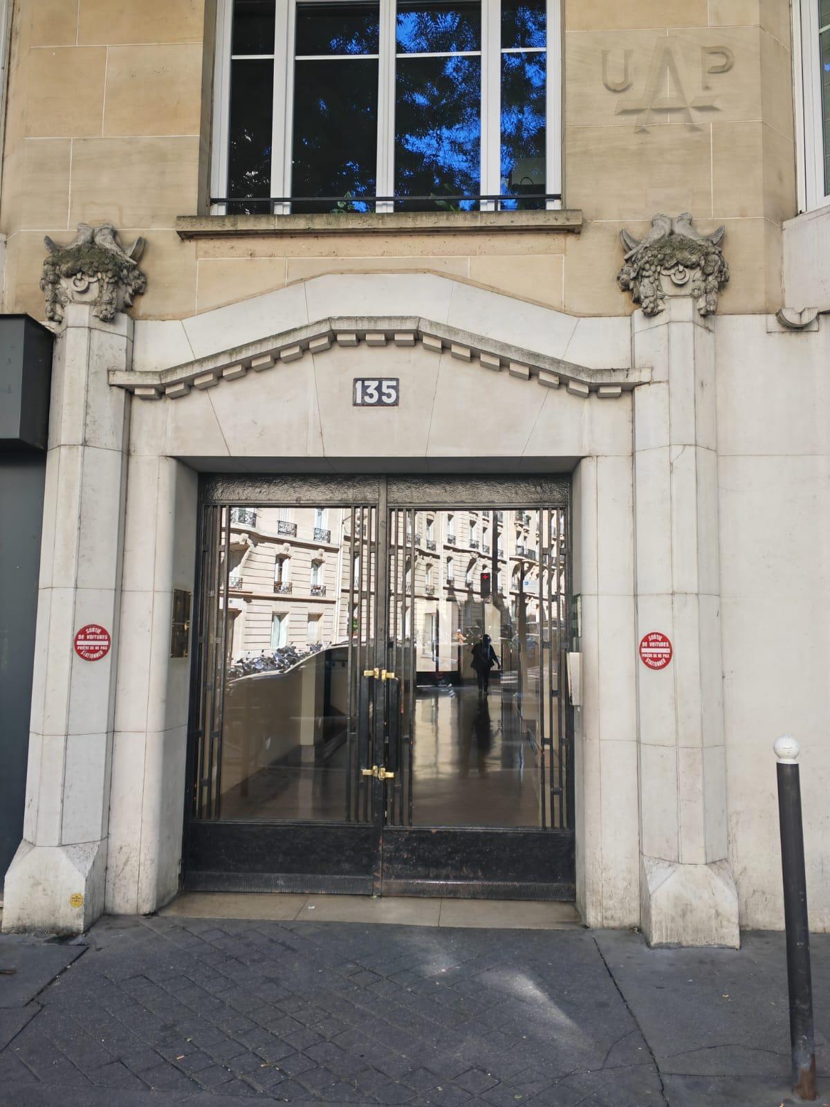 Entrée d'immeuble accessible au représentant local du propriétaire