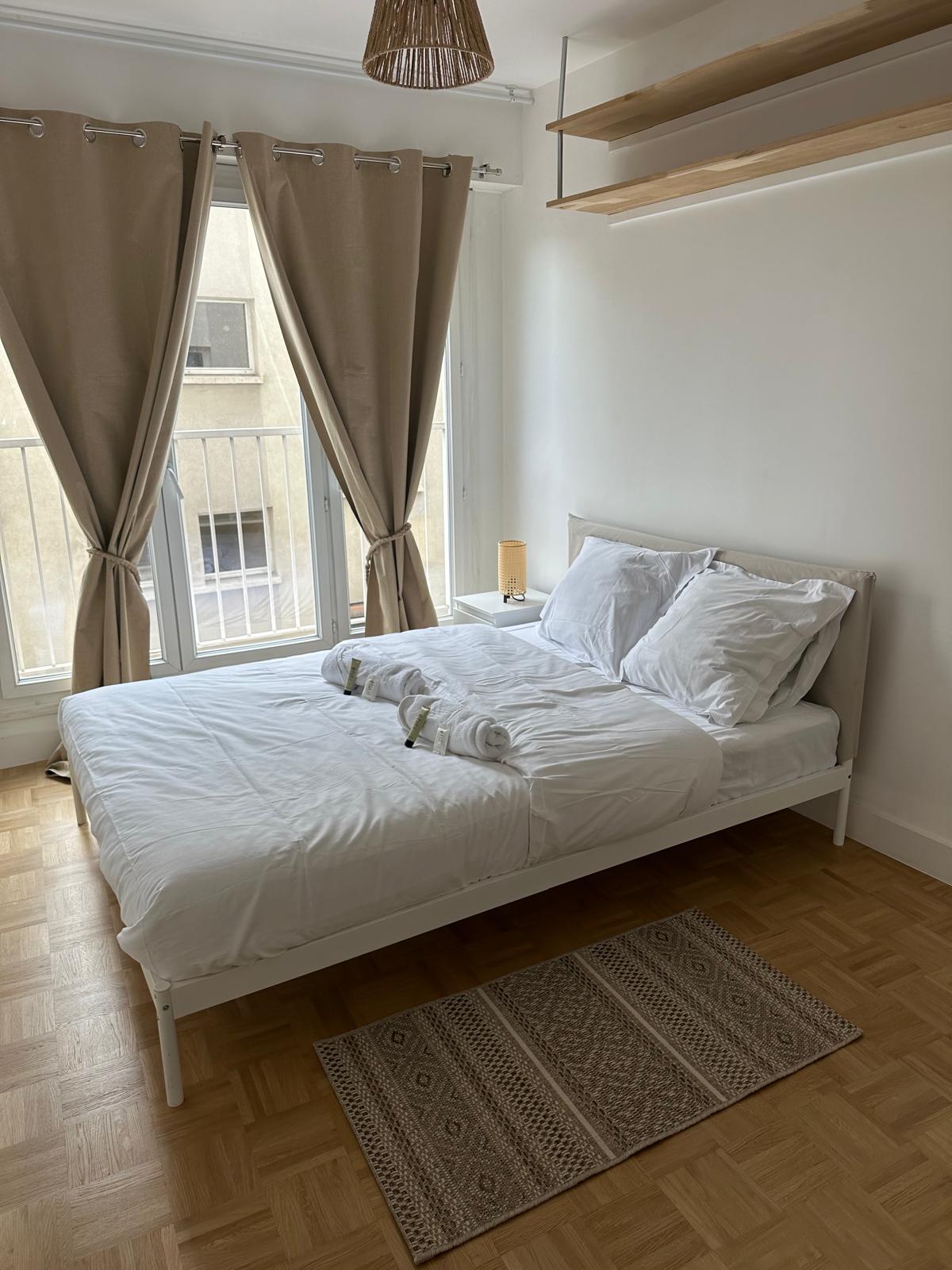 Chambre préparée avec linge de lit et serviettes propres
